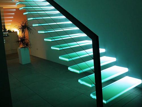 Стеклянные лестницы с подсветкой
